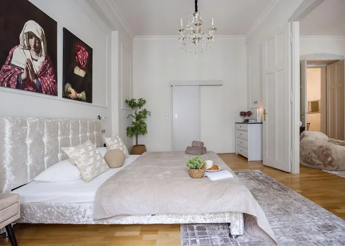 Timeless Elegant Apartment By Opera House